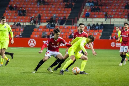 El debutant Víctor Valverde i Bonilla, en una acció del partit.