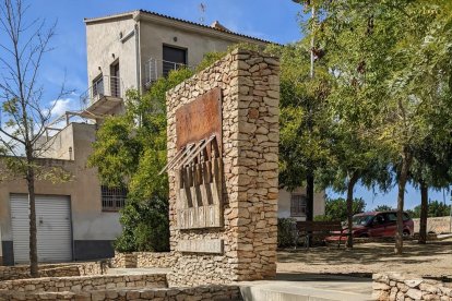 El panel renovado está situado en el paseo Lluís Companys.