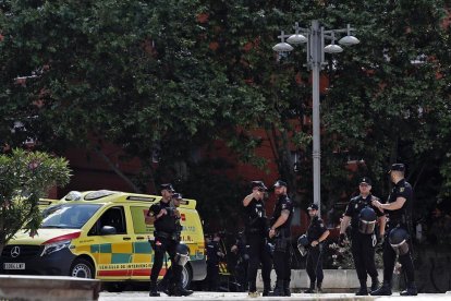 Negociadors de la Policia Nacional segueixen intentant convèncer l'home que s'ha atrinxerat amb la seva filla petita a Coslada (Madrid) que deposi la seva actitud i deixi sortir la nena.