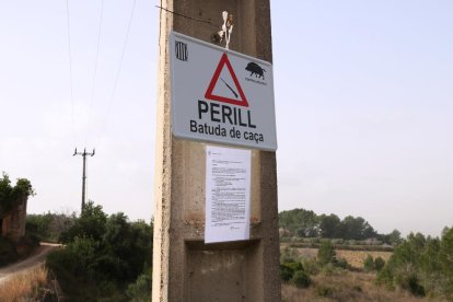 Imatge d'arxiu d'un cartell alertant d'una batuda de senglars.