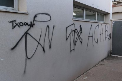 Imatge de la façana de La Muntanyeta després dels actes vandàlics de fa unes setmanes.