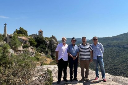 El president de l'associació va visitar Siurana acompanyat de l'alcalde de Cornudella.