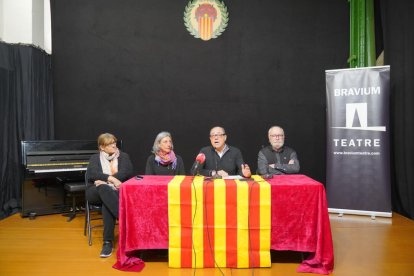 La Junta del Bravium Teatre durante el acto realizado ayer.