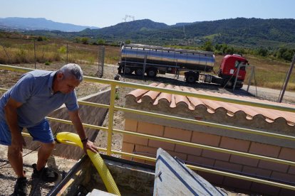 Un camió cisterna omplint d'aigua el dipòsit municipal de l'Espluga de Francolí.