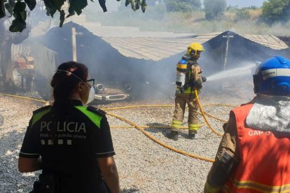 L'incendi ha generat una gran columna de fum.