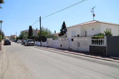 Imatge d'un carrer d'una zona de xalets de Roda de Berà.