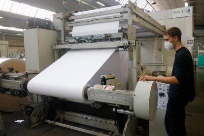 Una bobina de papel en la fábrica de Flaçà.