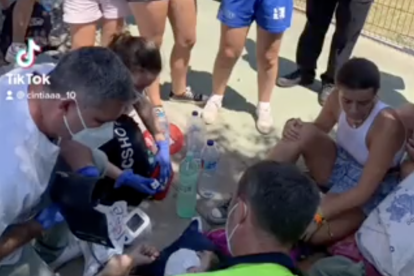 Imatge del vídeo on s'expliquen els cops de calor i els atacs d'ansietat que es van produir a l'autobús que tornava de l'Arenal Sound.