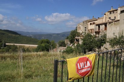 Un cartell denunciant que Lilla s'esquerda, en un punt panoràmic d'aquest poble de la Conca de Barberà.