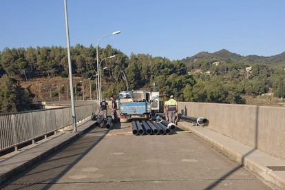 Imatge de les obres de construcció d'un bombeig per garantir el reg a Riudecanyes.