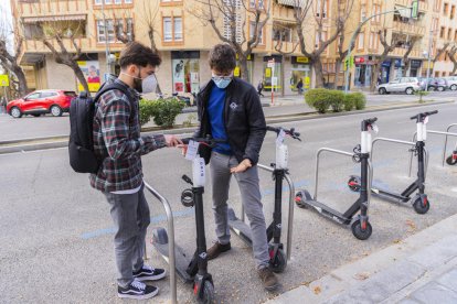 Imatge d'arxiu de patinets elèctrics de Bird a l'avinguda Catalunya de Tarragona.