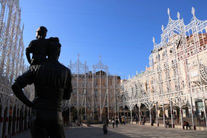 La plaça del Pati amb les llums instal·lades.