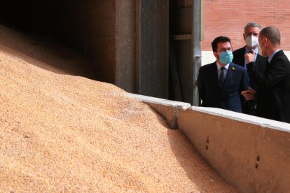 El presidente de la Generalitat, Pere Aragonès, en el almacén de Ership del Port de Tarragona.