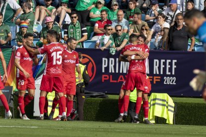 Dani Romera abraçant a Nil Jiménez després que aquest marqués el gol de la victòria del Nàstic.