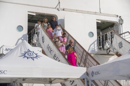 Unos cruceristas desembarcando en Tarragona el pasado julio.