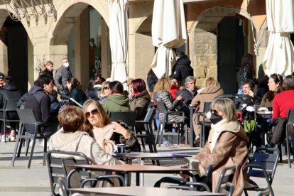 Clients a les terrasses dels bars de la Plaça Major de Vic, aquest divendres al matí

Data de publicació: divendres 28 de gener del 2022, 12:19

Localització: Vic

Autor: Laura Busquets/Lourdes Casademont