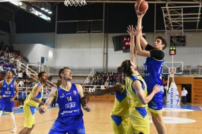 El CBT guanya el derbi i frena la ratxa de victòries del CB Salou (68-56)