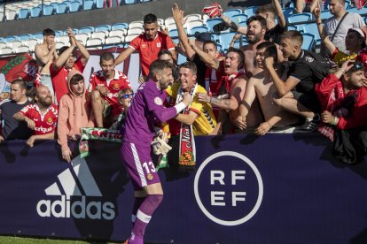 El portero grana con la afición después de la victoria contra el Racing de Ferrol del domingo.