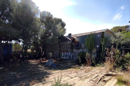 Exterior de la antigua discoteca Louie Vega de Calafell.