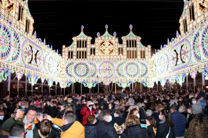 Una imatge de l'acte d'encesa de les lluminàries a la plaça del Pati.