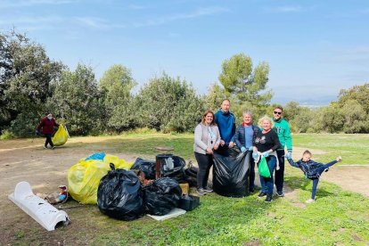 Los participantes en la actividad se dividieron para recoger basura en diferentes zonas del entorno de Sant Pere y Sant Pau.