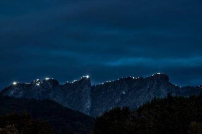 Las Peñas de Aia, iluminadas.