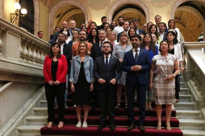 El president del Govern, Pere Aragonès, amb més representants de l'executiu, i dels grups parlamentaris de PSC-Units, ERC, Junts i En Comú Podem, a les escales del Parlament després d'aprovar la llei del català per respondre la sentència del 25%

Data de publicació: dimecres 08 de juny del 2022, 11:07

Localització: Barcelona

Autor: Bernat Vilaró / Marta Sierra