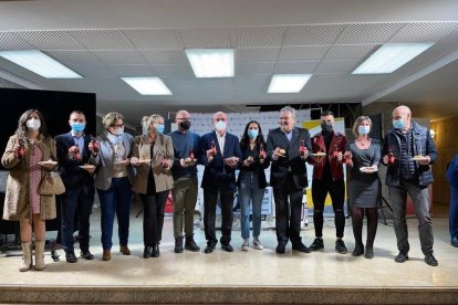 Foto de grupo durante el pistoletazo de salida de la 19 edición de la Ganxet Pintxo en la Lonja de Reus, ayer.