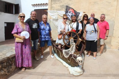 Les autoritats s'han fotografiat al 'photocall' de la parada de l'Associació de Comerciants i Empresaris de Creixell.