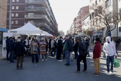 Carpa de l'Escola de Tothom al mercat del barri del Remai de Vic on es recullen signatures contra la immersió lingüística.