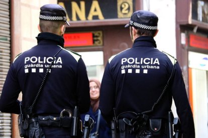 Imatge d'arxiu de dos agents de la Guàrdia Urbana a Barcelona.