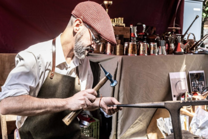 Xavier Roura i els embuts que elabora per la Festa del Vi Novell tarragonina.