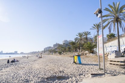 Uno de los nuevos altavoces en la playa del Miracle, ayer por la mañana.