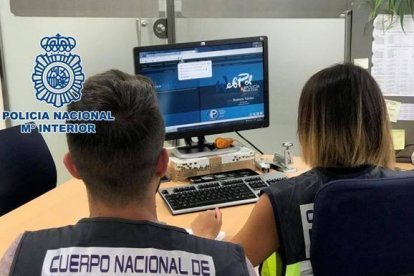 Imatge d'arxiu d'agents de la Policia Nacional controlant un ordinador.