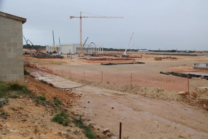 Estat actual de la nau que Kronospan construeix al polígon Catalunya Sud, Tortosa.