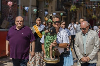 La imatge de Sant Roc torna a la capella del carrer.