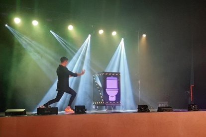 Un momnet de l'espectacle del Mag Albert a Vila-seca.