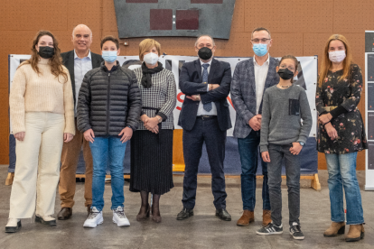 Fotografía de los ganadores con las autoridades y organizadores del certamen.