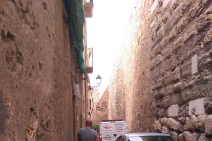 Imatge d'arxiu d'un cotxe circulant per la Baixada del Roser del nucli antic de Tarragona.