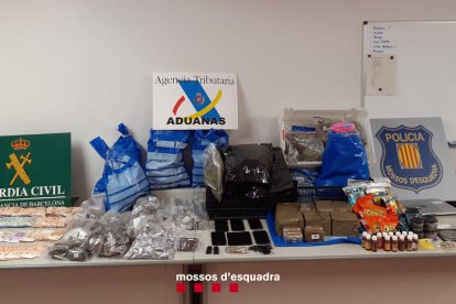 Drogas intervenidas por los Mossos durante el registro de un inmueble.