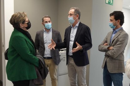 Imagen de la visita de la concejala de Economía, Conocimiento y Vivienda y consejera delegada de Redessa, Teresa Pallarès.