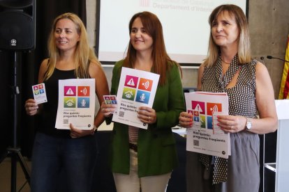 Imatge de la consellera de Seguretat Ciutadana de Tarragona, Cristina Guzmán; la directora general de Protecció Civil, Mercè Salvat; i la directora dels serveis territorials d'Interior a Tarragona, Marta Cassany, després de la roda de premsa.