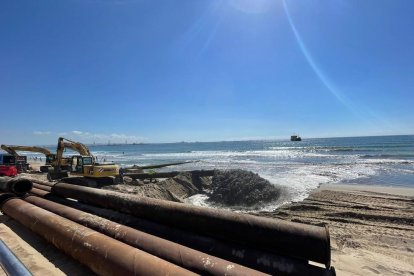 Imatge de les tasques per ecuperar la platja de la Pineda.