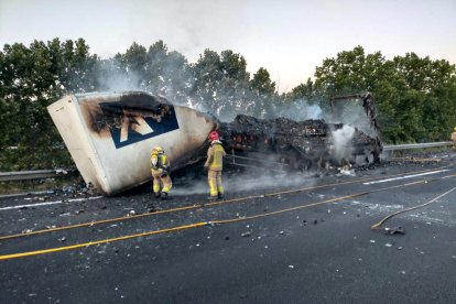 El camiò trailer incendiat a l'AP-7 a Castellet i la Gornal.