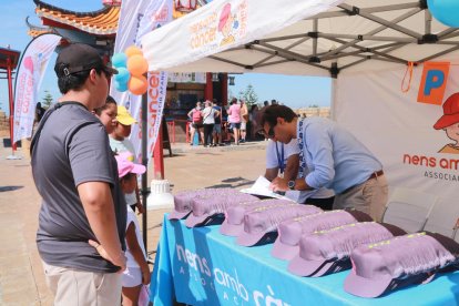 Diversos stands de sensibilització i venda de gorres.