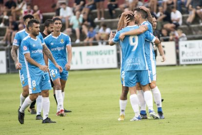 Pedro Del Campo i Marc Montalvo, a l'esquerra, celebrant un dels gols del partit contra l'Olot.