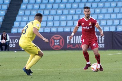 Joan Oriol controla la pilota.