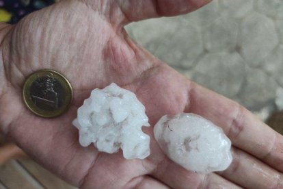 Imagen de algunas piedras que han caído durante la tormenta.