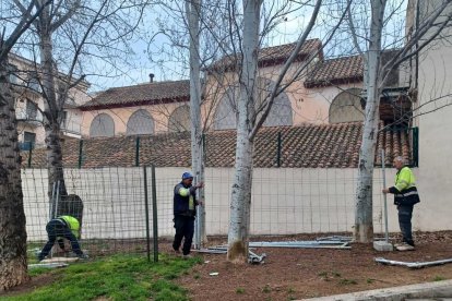 La actuación ha empezado con el arreglo del muro adyacente a la plaza Bernardí Martorell.