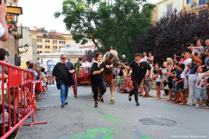 Carros i cavalls amb l'aigua de Sant Magí.